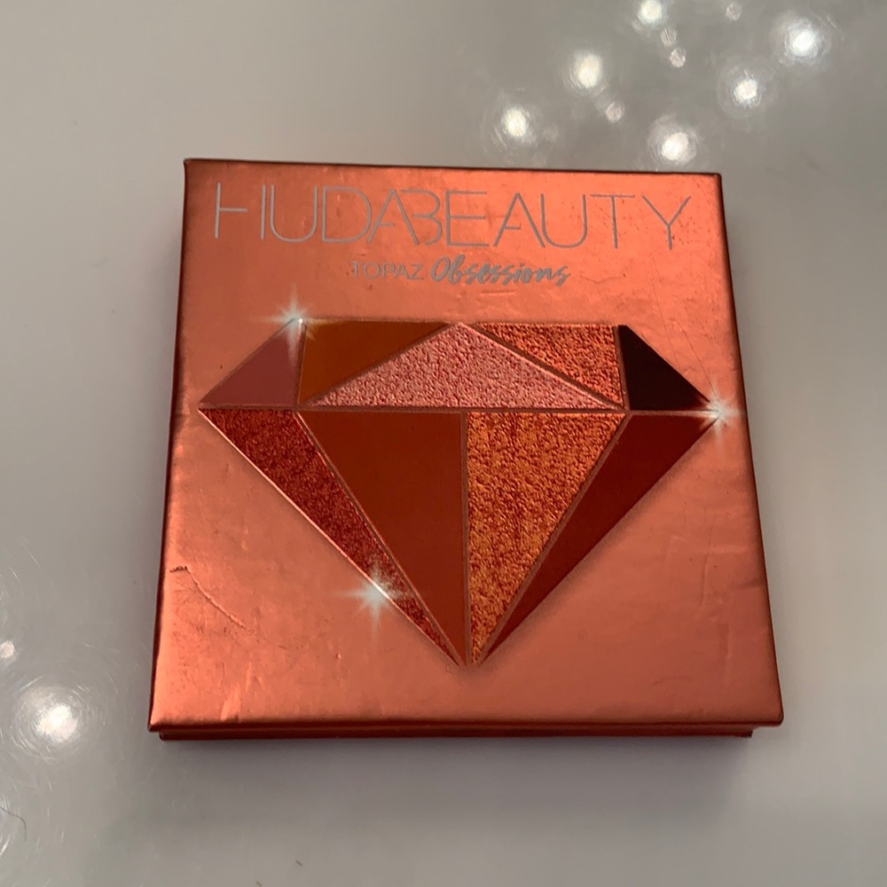 HUDA BEAUTY topaz obsessions eyeshadow palette